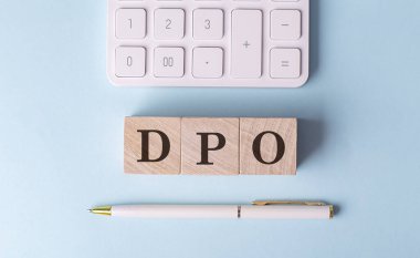 Kalem ve hesap makineli tahta küplerin DPO 'su, finansal konsept