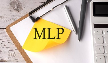 Hesap makinesi, kalem ve pano ile sarı yapışkan üzerine MLP kelimesi