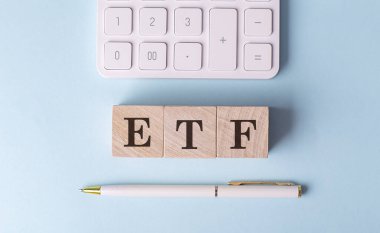 Kalem ve hesap makineli tahta küplerde ETF, finansal konsept