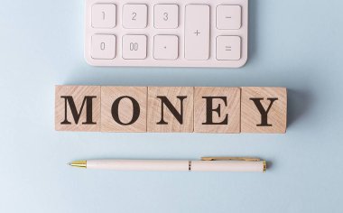 Kalem ve hesap makineli tahta küplere para, finansal konsept