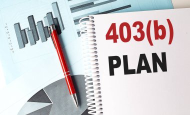 Not defterindeki 403 b PLAN metni ve arkaplanda kalem.