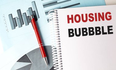 Çizelge arkaplanındaki kalemle birlikte dizüstü bilgisayarda bir baloncuk mesajı