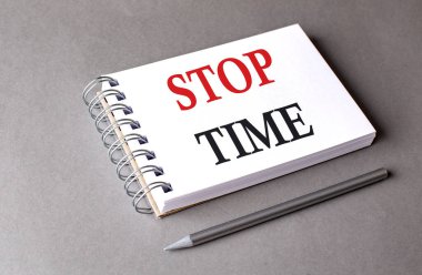 Gri arkaplandaki bir defterde TIME sözcüğünü durdur