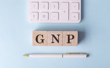 Kalem ve hesap makineli tahta küplerde GSMH, finansal konsept