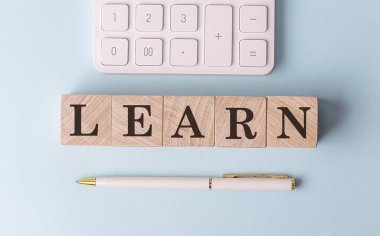 Kalem ve hesap makineli ahşap küpleri öğrenin, finansal konsept