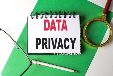 Yeşil kağıda yazılmış bir defter üzerindeki Veri Özellikleri metni