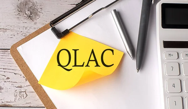 Qlac Λέξη Για Κίτρινο Κολλώδες Αριθμομηχανή Στυλό Και Πρόχειρο Εικόνα Αρχείου