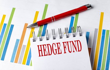 Not defterine çizelge ve kalem işi kavramına sahip HEDGE FUND metni