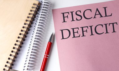 FISCAL DEFICIT kelime pembe kağıt üzerinde ofis araçları beyaz arka planda