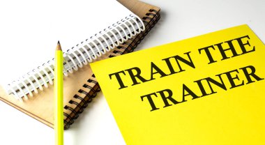 Eğitimci metnini sarı kağıda not defteriyle yaz