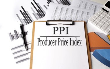 Bir grafik arkaplan üzerinde PPI-PRODUCER FRICE INDEX ile kağıt, iş konsepti