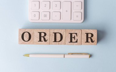 Kalem ve hesap makineli tahta küplerin siparişi, finansal konsept