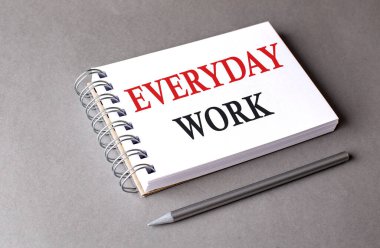 Her gün gri arka planda bir defter üzerinde kelime çalış