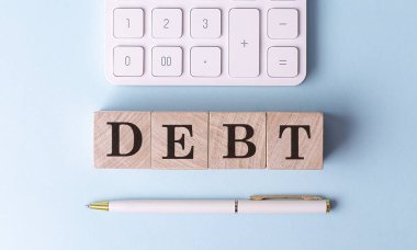 Kalem ve hesap makineli ahşap küplere borçlu, finansal konsept