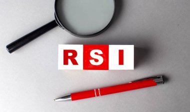 RSI - Kalem ve büyüteçle tahta küplere görece Güçlü İndeks sözcüğü
