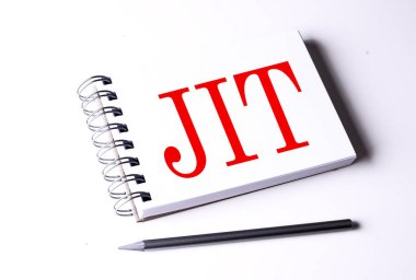 Beyaz arkaplanda bir defter üzerinde JIT metin, iş