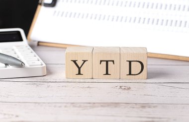 Tahta blokta pano ve hesap makinesiyle YTD sözcüğü