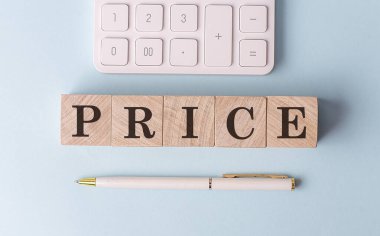 Kalem ve hesap makineli tahta küplerin maliyeti, finansal konsept
