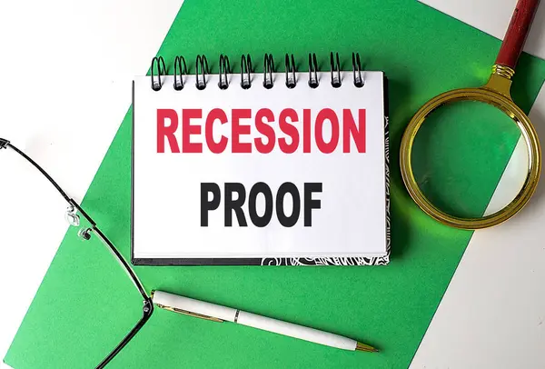 Rezession Proof Text Auf Einem Notizbuch Auf Grünem Papier Stockfoto