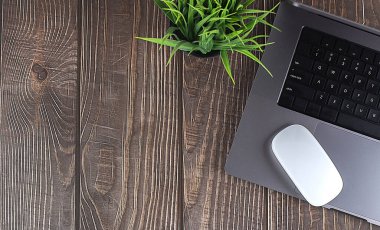 Ofis masasında dizüstü bilgisayar ve fare, boşluğu kopyala