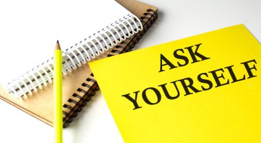 Not defteriyle sarı kağıda yazılmış kendine sor.