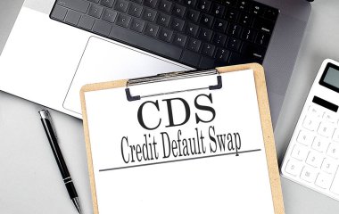 Kalem ve hesap makineli dizüstü bilgisayarında CDS olan kağıt panosu