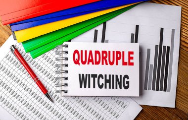 Dörtlü Cadılık metni bir dizin ve kalem ile bir dizin arkaplanda