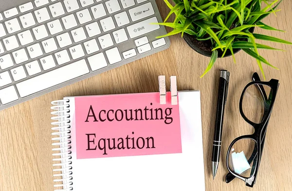 텍스트가있는 노트북 Accounting 키보드 펜으로 핑크색 끈적한 스톡 사진