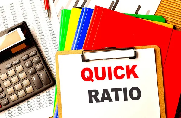 Quick Ratio Text Auf Einem Klemmbrett Mit Diagramm Und Taschenrechner lizenzfreie Stockfotos
