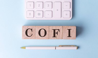 Kalem ve hesap makineli tahta küplerin COFI 'si, finansal konsept