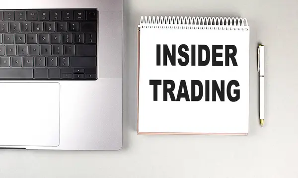 Insider Trading Texto Cuaderno Con Ordenador Portátil Pluma Imagen de archivo