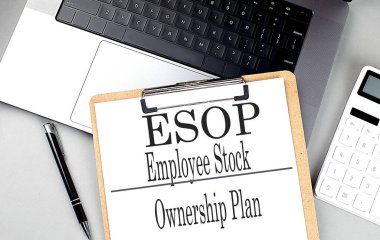 Kalem ve hesap makineli dizüstü bilgisayarında ESOP olan kağıt panosu