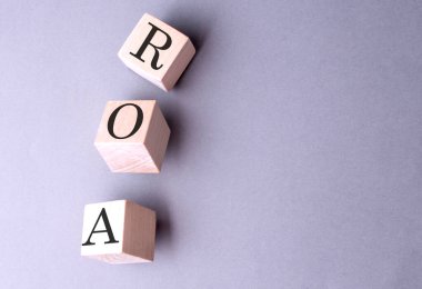 Gri arkaplandaki tahta blokta ROA kelimesi 
