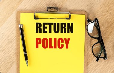 Kalem ve gözlüklü sarı bir kağıt üzerindeki POLICY metnini geri döndür. 