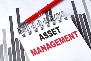 Kalemle çizelgede bir dizüstü bilgisayar üzerinde ASSET MANAGEMENT . 