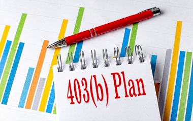 403 b PLAN çizelgesi üzerinde kalem ile bir defter üzerinde metin . 