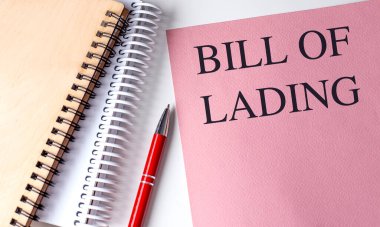 Not defterleriyle pembe bir kağıda konulan sürtünme mesajı. . 