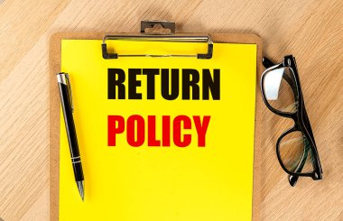Kalem ve gözlüklü sarı bir kağıt üzerindeki POLICY metnini geri döndür. 