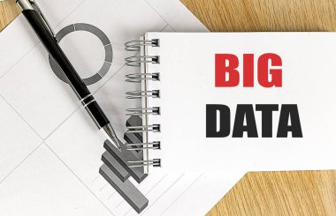 Tahta arkaplanda çizelgesi olan defter üzerine büyük veri metni. 