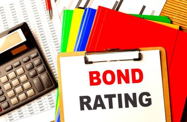 Hesap makinesi ve renk diziniyle panodaki BOND Rating metni . 
