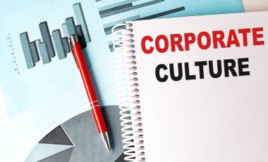 Grafik arkaplanındaki bir dizüstü bilgisayarda CORPORate CULTURE metni . 