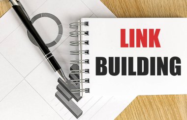 LINK Oluşturma metin ahşap arkaplan üzerinde çizelge bir defter üzerinde. 