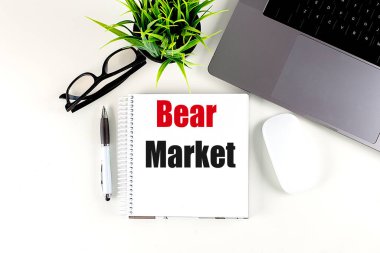 BeAR MARKET dizüstü bilgisayarı, faresi ve kalemi olan bir defter üzerinde metin . 