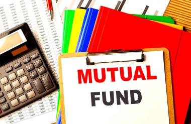 Hesap makinesi ve renk dizini olan bir pano üzerindeki MUTUAL FUND metni . 