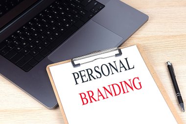 KİŞİL KİŞİMLİK metin dizüstü bilgisayarında bir pano üzerinde. 