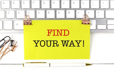 Klavyedeki sarı yapışkan metni bul. 