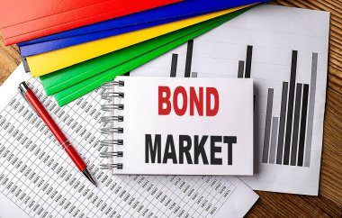 Çizelgesinde dizin olan bir defter üzerindeki BOND MARKET metni. 