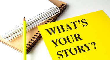 Üzerinde not defterleri olan sarı bir kağıttaki hikayen nedir?. 