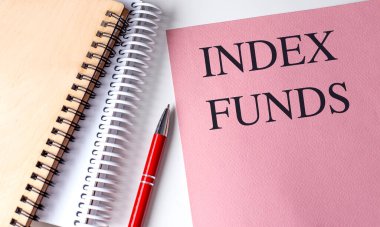 INDEX FUNDS pembe bir kağıt üzerinde not defterleri ile metin . 