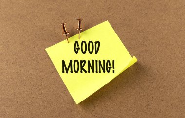 Günaydın. Arka planda sarı bir yapışkan var. . 